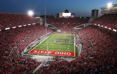 【中国足彩网】亨特隔扣引爆赛场冲突，古耶推人反击领技犯，裁判判罚引双方球迷激辩