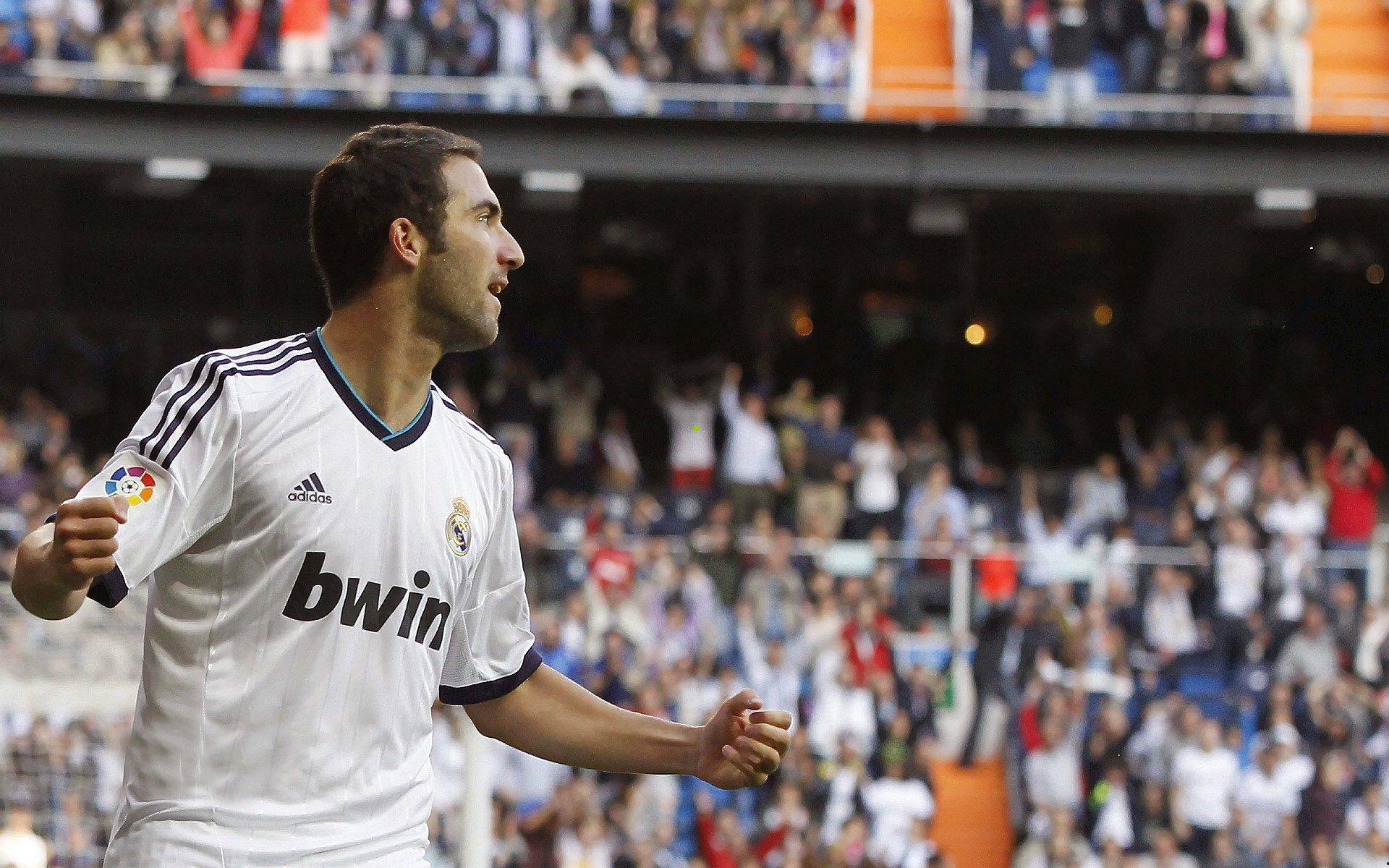 泰山队三球完胜浙江，克雷桑传射闪耀，郑铮破门助球队八轮不败